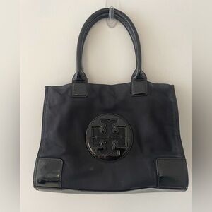 TORY BURCH ELLA TOTE
•BLACK LOGO
•SHOULDER PURSE
•NYLON PATENT TRIM